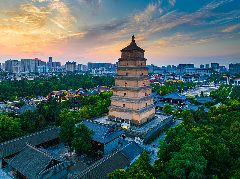 夕阳下的西安大雁塔，暖金色光芒洒落古城