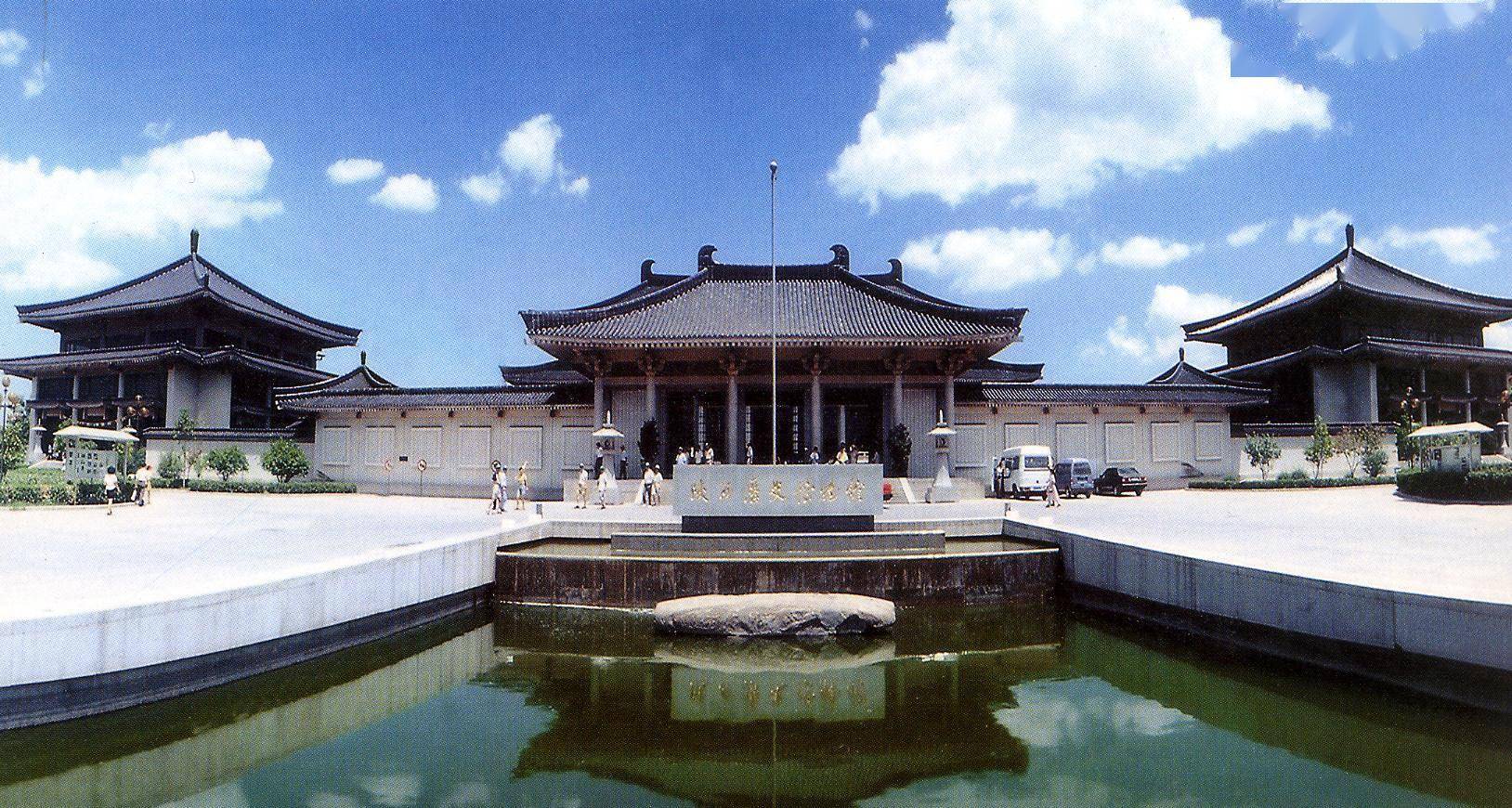 陕西历史博物馆馆舍全景，中央殿堂、四隅崇楼的新唐风建筑